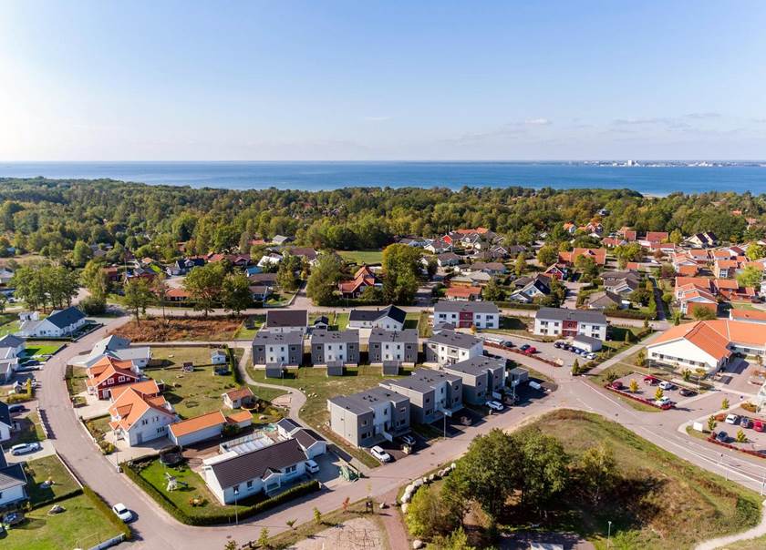 Flygfoto över Boklok Smaragden på Öland. Flygfoto över Boklok Smaragden på Öland.