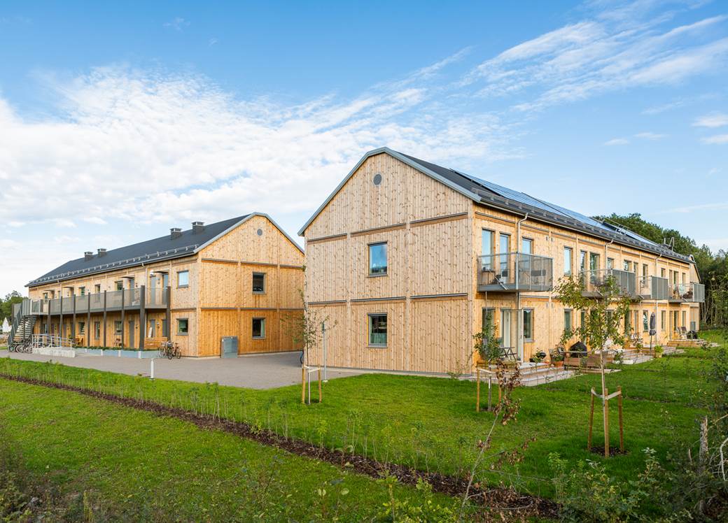 Lägenhetshus i två våningar i BoKlok kvarteret Gläntan i Färjestaden.