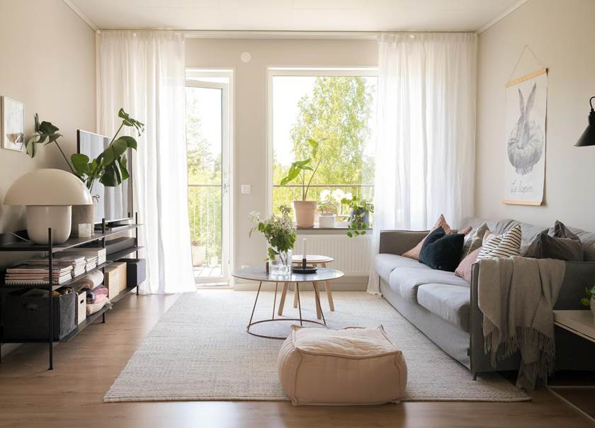 Vardagsrum med soffa och TV i en BoKlok lägenhenhet
