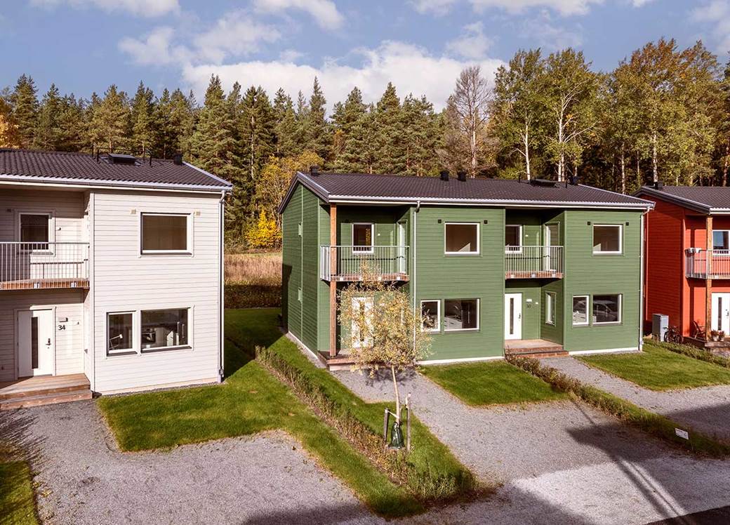 Entréer till tre enfamiljshus i BoKlok Kronan i Steninge Slottsby i Sigtuna.