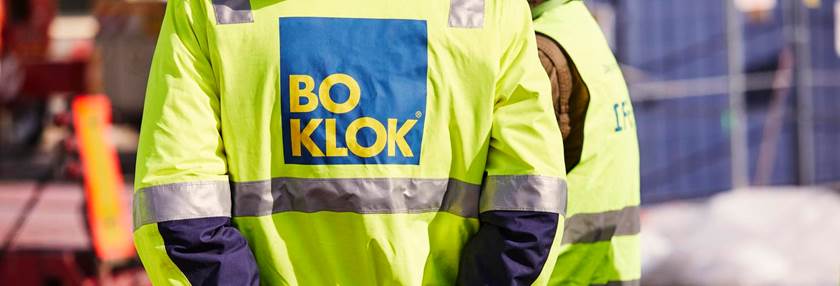 BoKlok personal i varselkläder på byggarbetsplats.