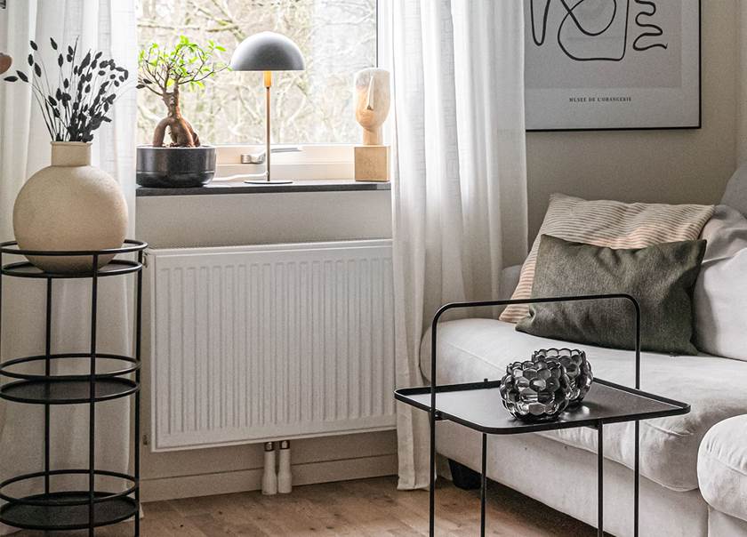 Element under fönster i vardagsrum med soffa