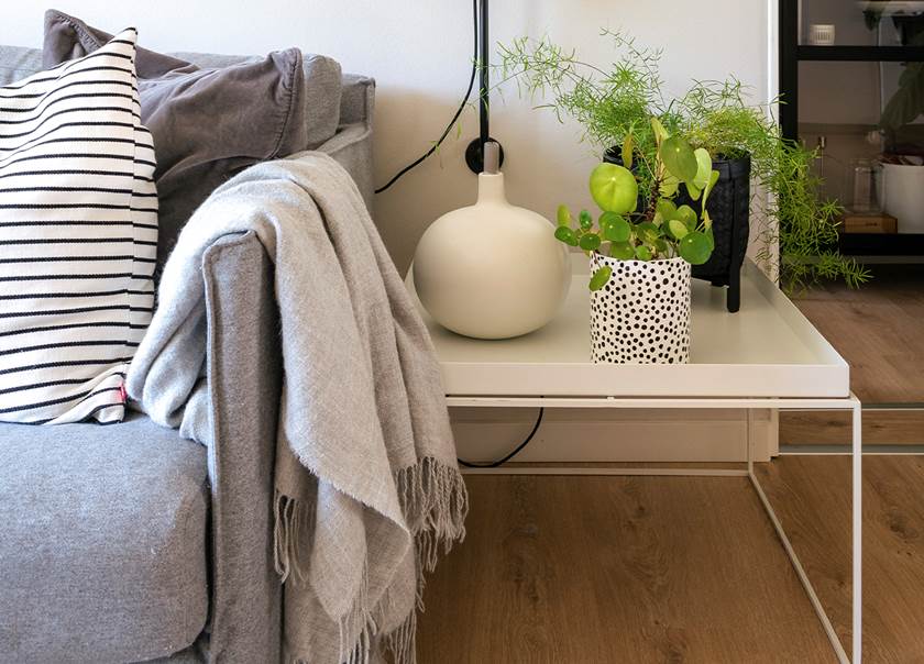 Filt och kuddar i grå soffa i ett BoKlok radhus. Filt och kuddar i grå soffa i ett BoKlok radhus.