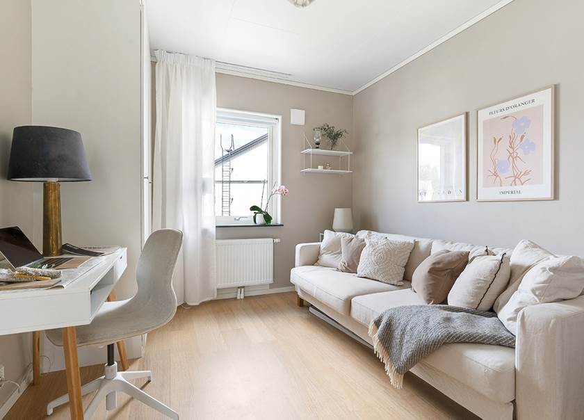 Kontor med soffa i BoKlok radhus hos familj i Tungelsta. Kontor med soffa i BoKlok radhus hos familj i Tungelsta.