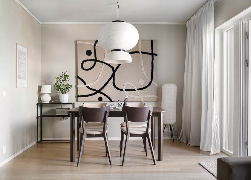 Matbord tavla på väggen i BoKlok radhus hos familj i Tungelsta. Matbord tavla på väggen i BoKlok radhus hos familj i Tungelsta.
