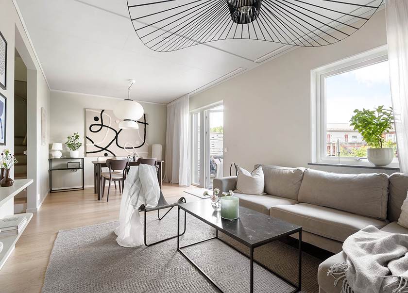 Soffgrupp och matplats i vardagsrum i BoKlok radhus hos familj i Tungelsta. Soffgrupp och matplats i vardagsrum i BoKlok radhus hos familj i Tungelsta.