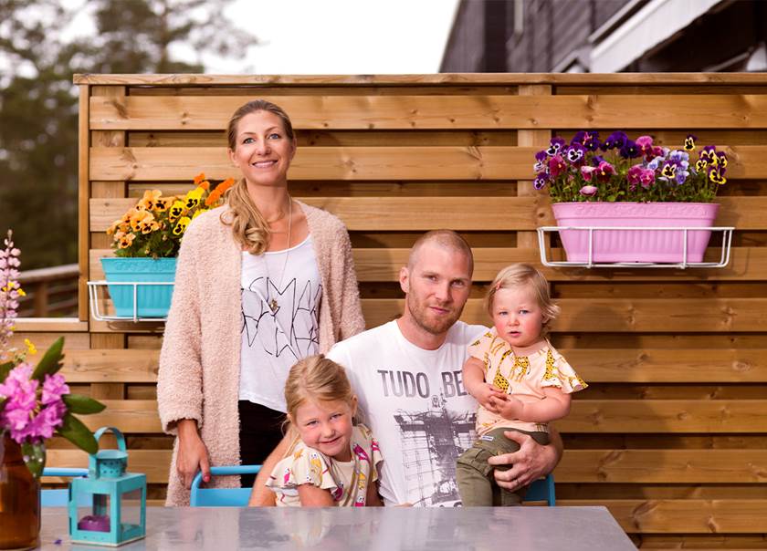 Familjen Beijer samlade på altanen i sitt Boklok radhus Familjen Beijer samlade på altanen i sitt Boklok radhus