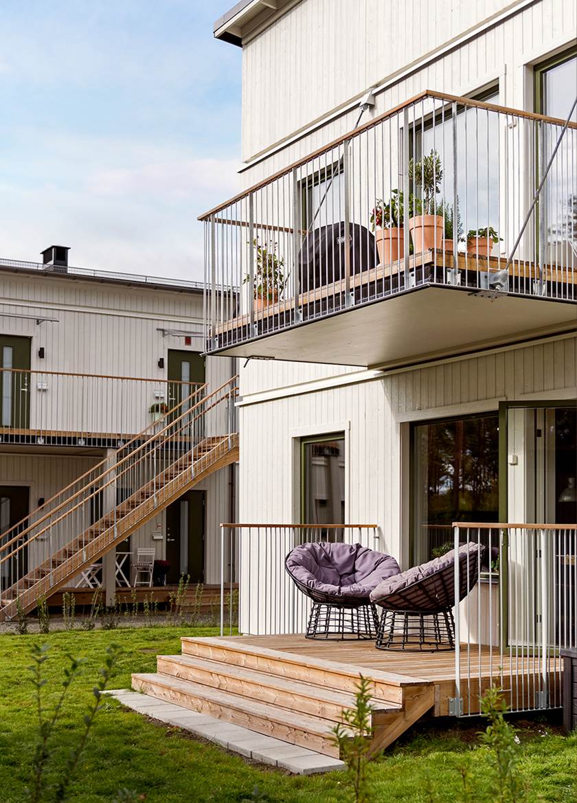 Uteplats med trädäck och gräsmatta Uteplats med trädäck och gräsmatta