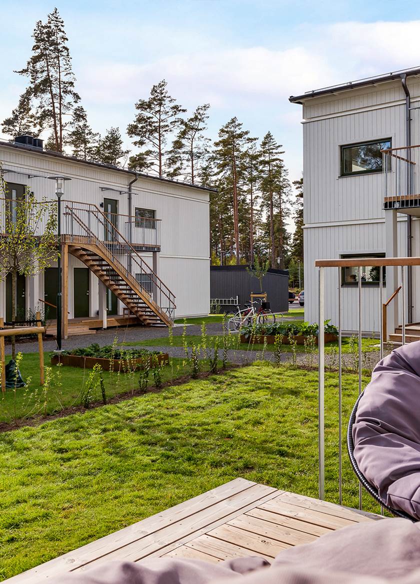 utsikt från trädäck över BoKlok kvarter med små trädgårdar utsikt från trädäck över BoKlok kvarter med små trädgårdar