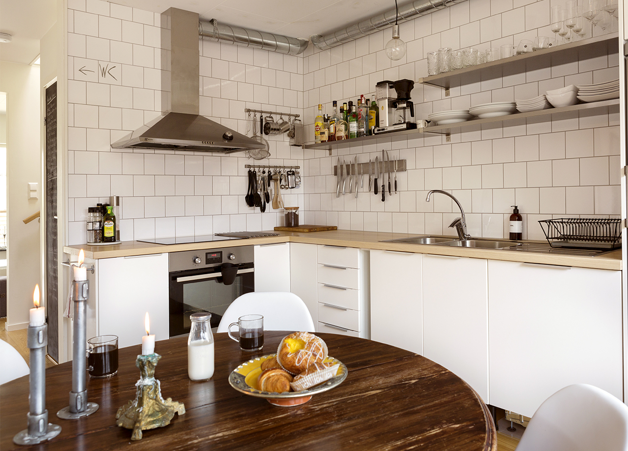 Dukat bord i kök med helkaklade väggar i industriell stil