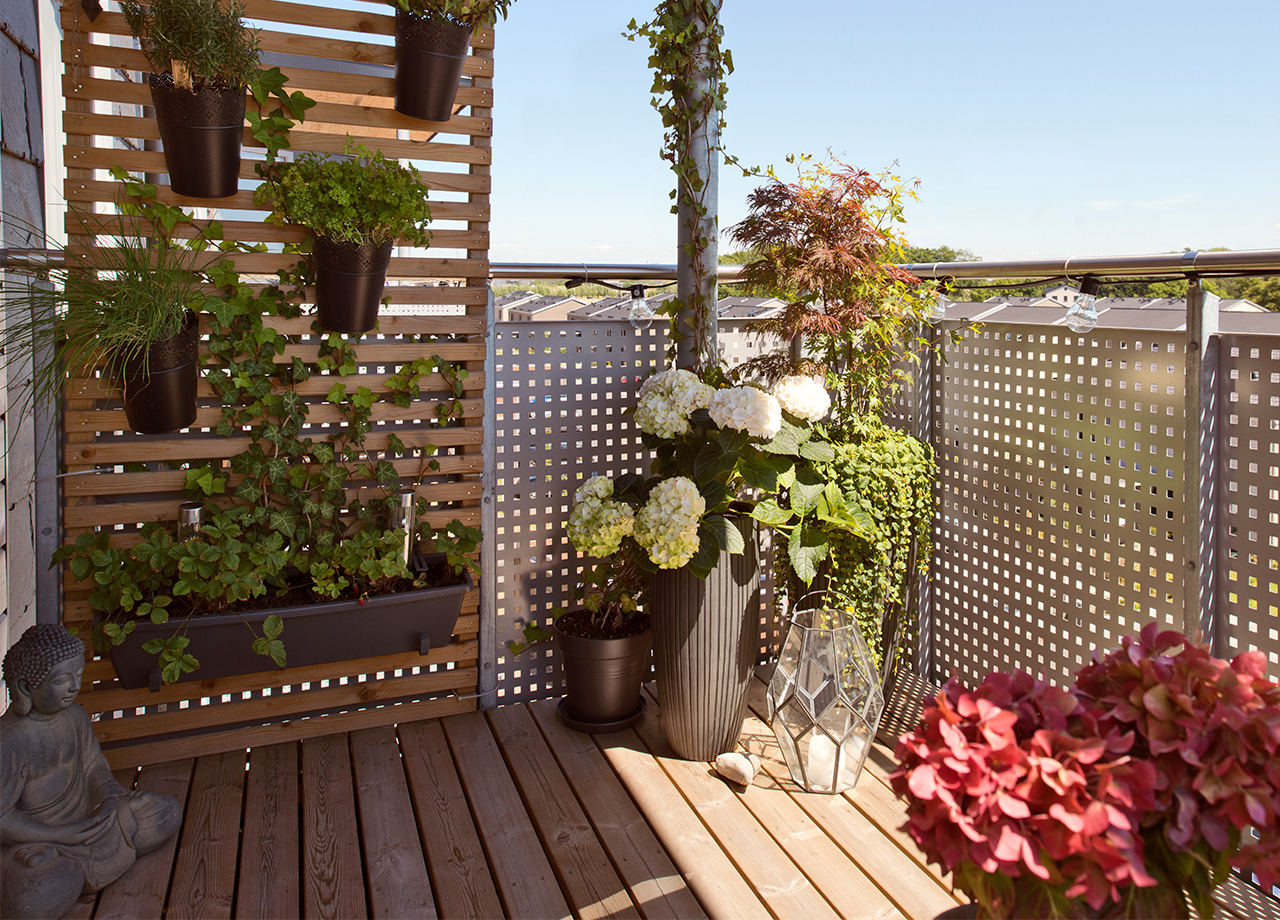 Grönt och blommor på balkong.