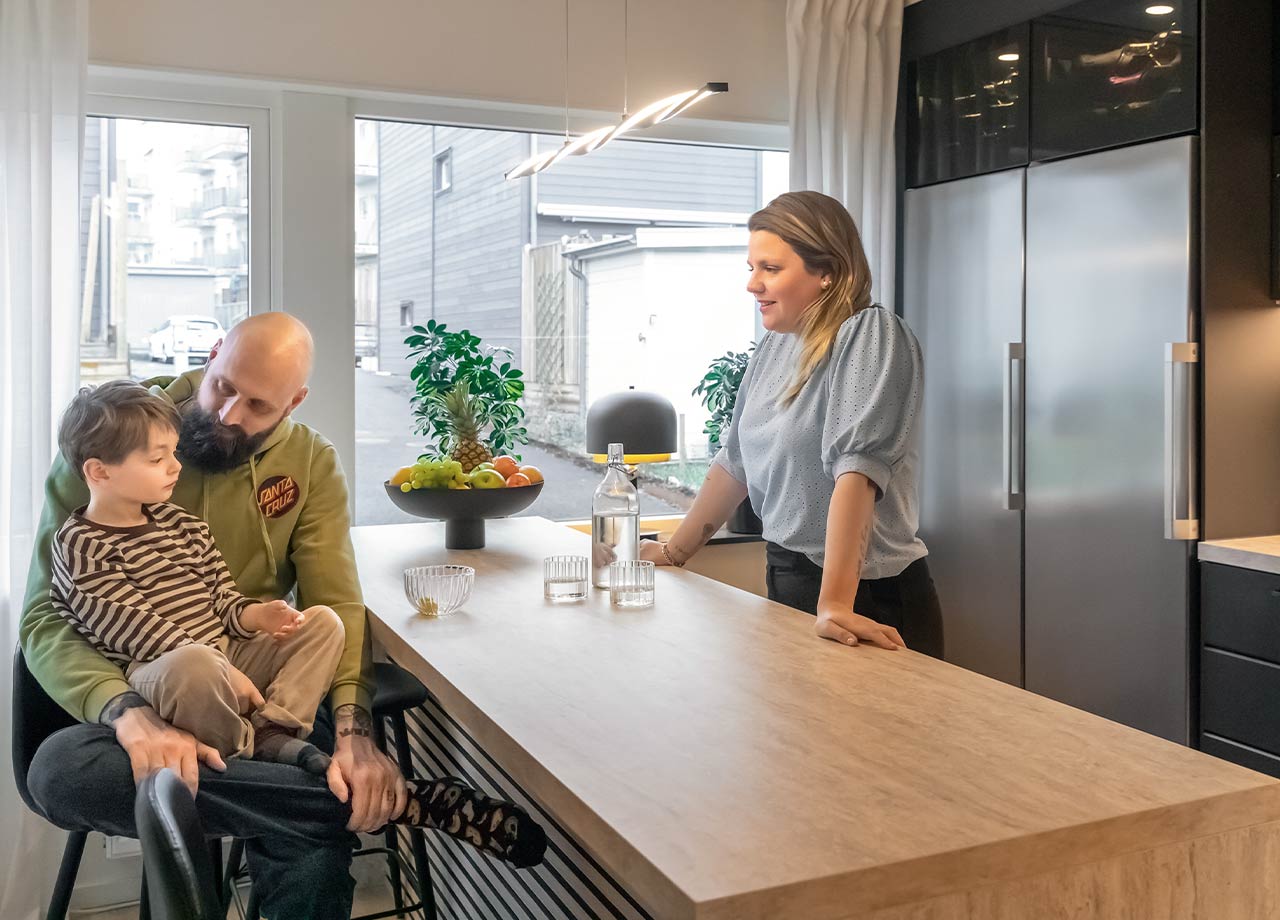 Familj vid köksö