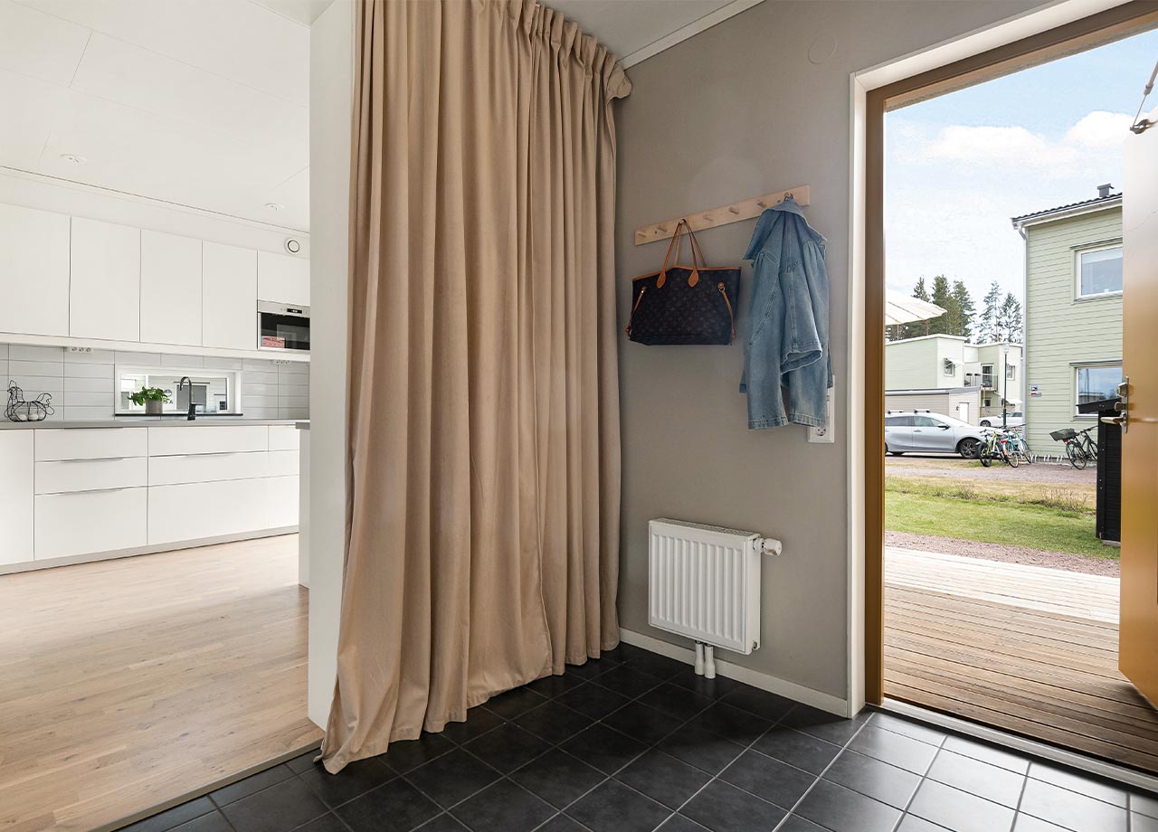 Hall med beige gardin