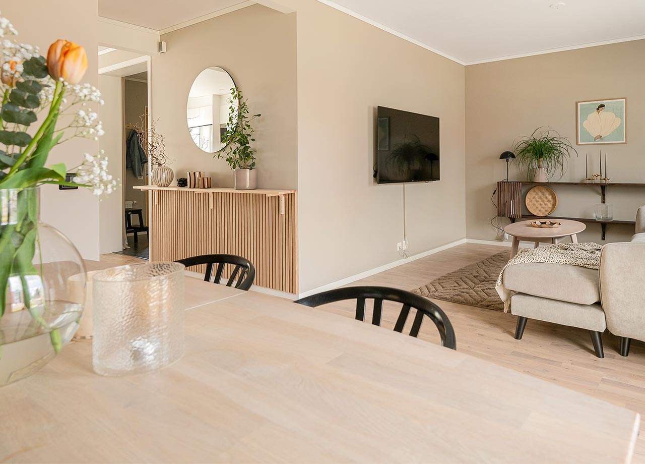 Vardagsrum med soffgrupp, tv och matgrupp