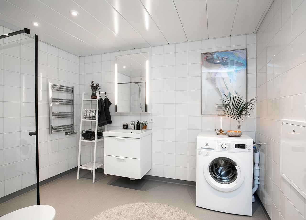 Badrum med tvättmaskin