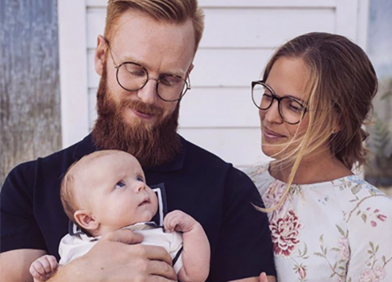 Mamma och pappa och liten bebis