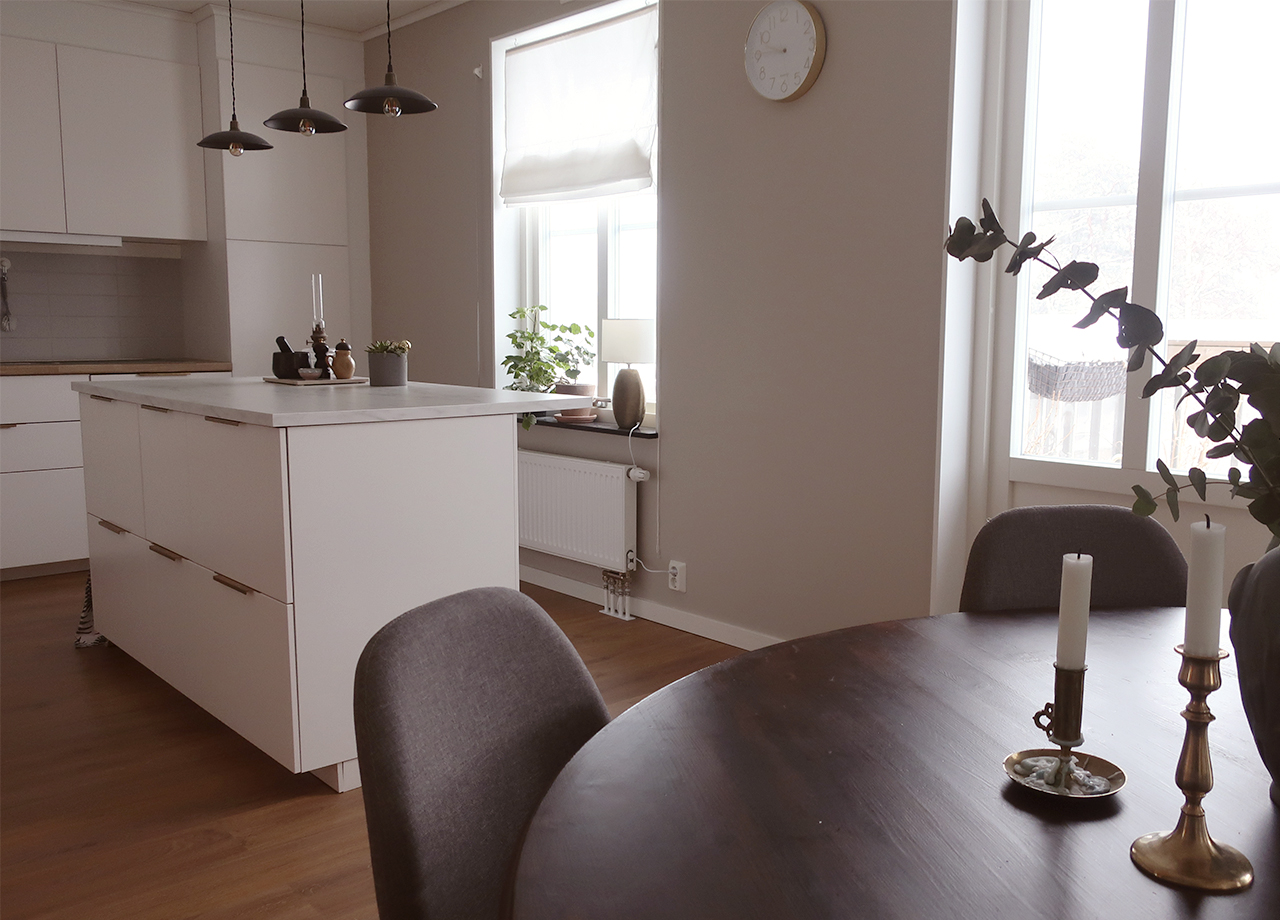Matbord och köksö i kök