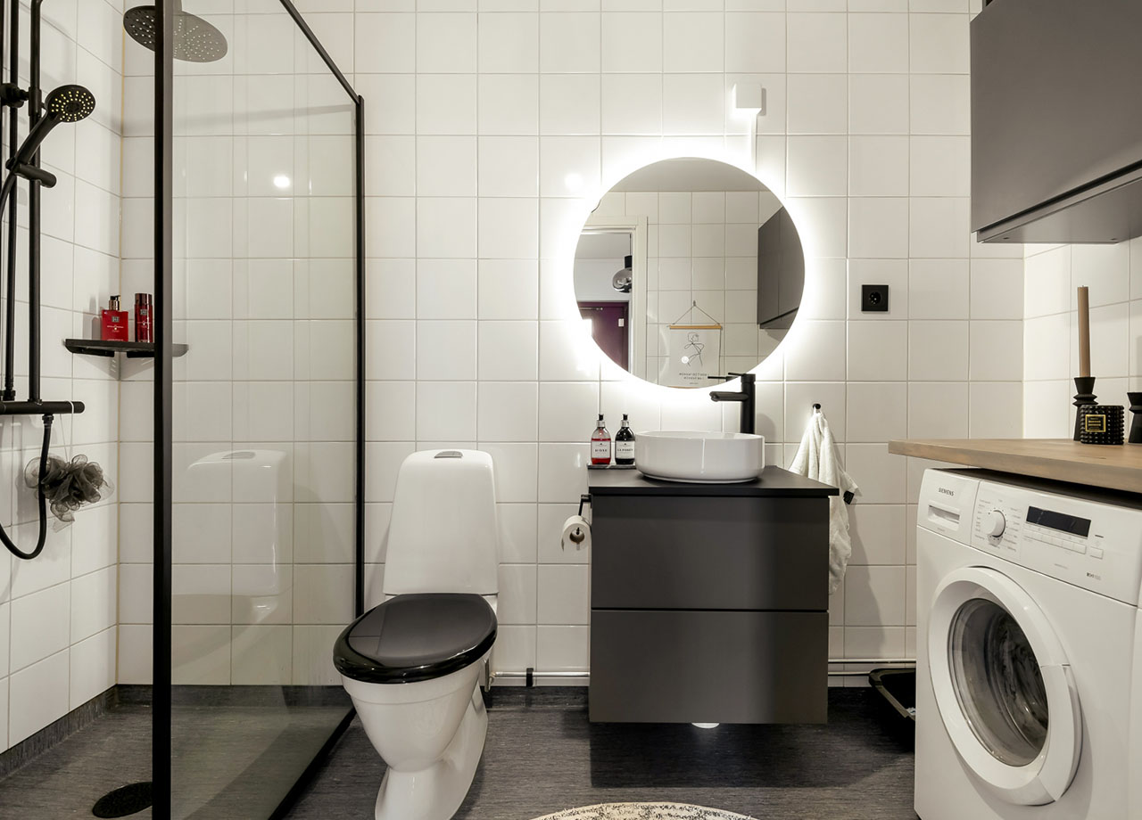 Badrum i svart och vitt med tvättmaskin