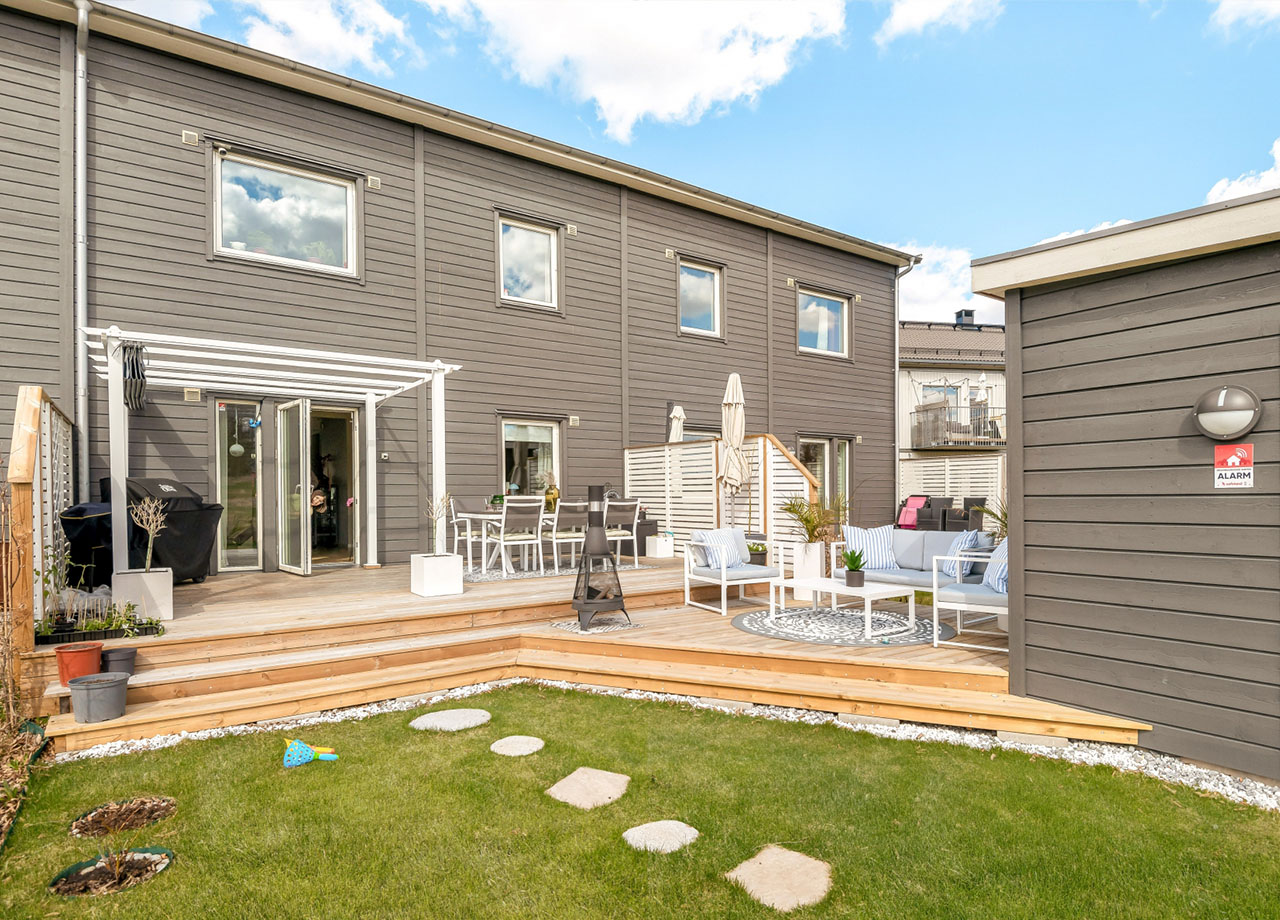 Radhus med trädäck och trädgård