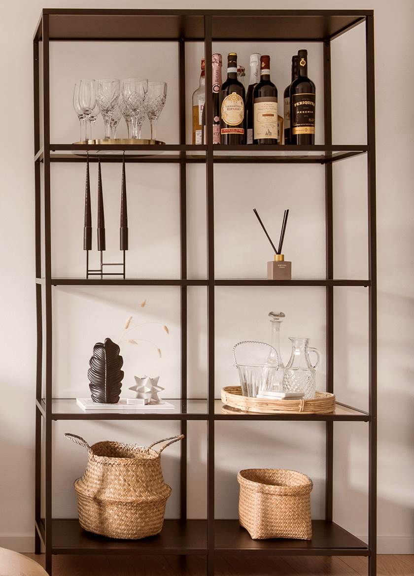Korgar, ljus och vaser i förvaringshyllan Vittsjö från IKEA med svart metallram och hyllplan i klarglas. Korgar, ljus och vaser i förvaringshyllan Vittsjö från IKEA med svart metallram och hyllplan i klarglas.