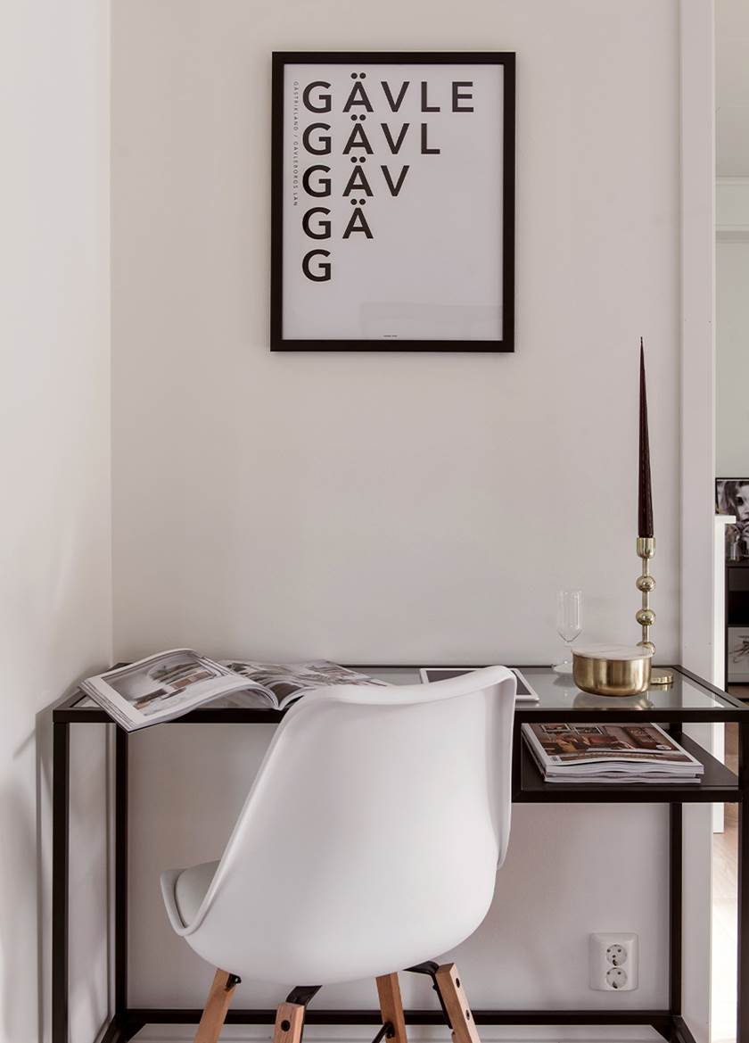 Vit stol vid skrivbord Vittsjö från IKEA, med svart ram och bordsskiva i klarglas. Tavla med bokstäverna Gävle. Vit stol vid skrivbord Vittsjö från IKEA, med svart ram och bordsskiva i klarglas. Tavla med bokstäverna Gävle.