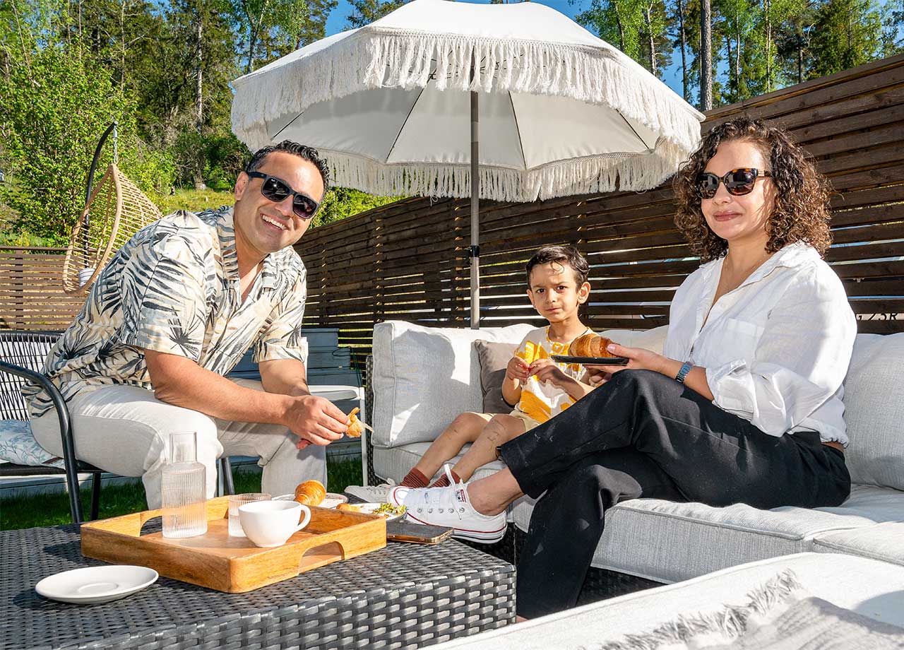 Familj fikar på terrass.