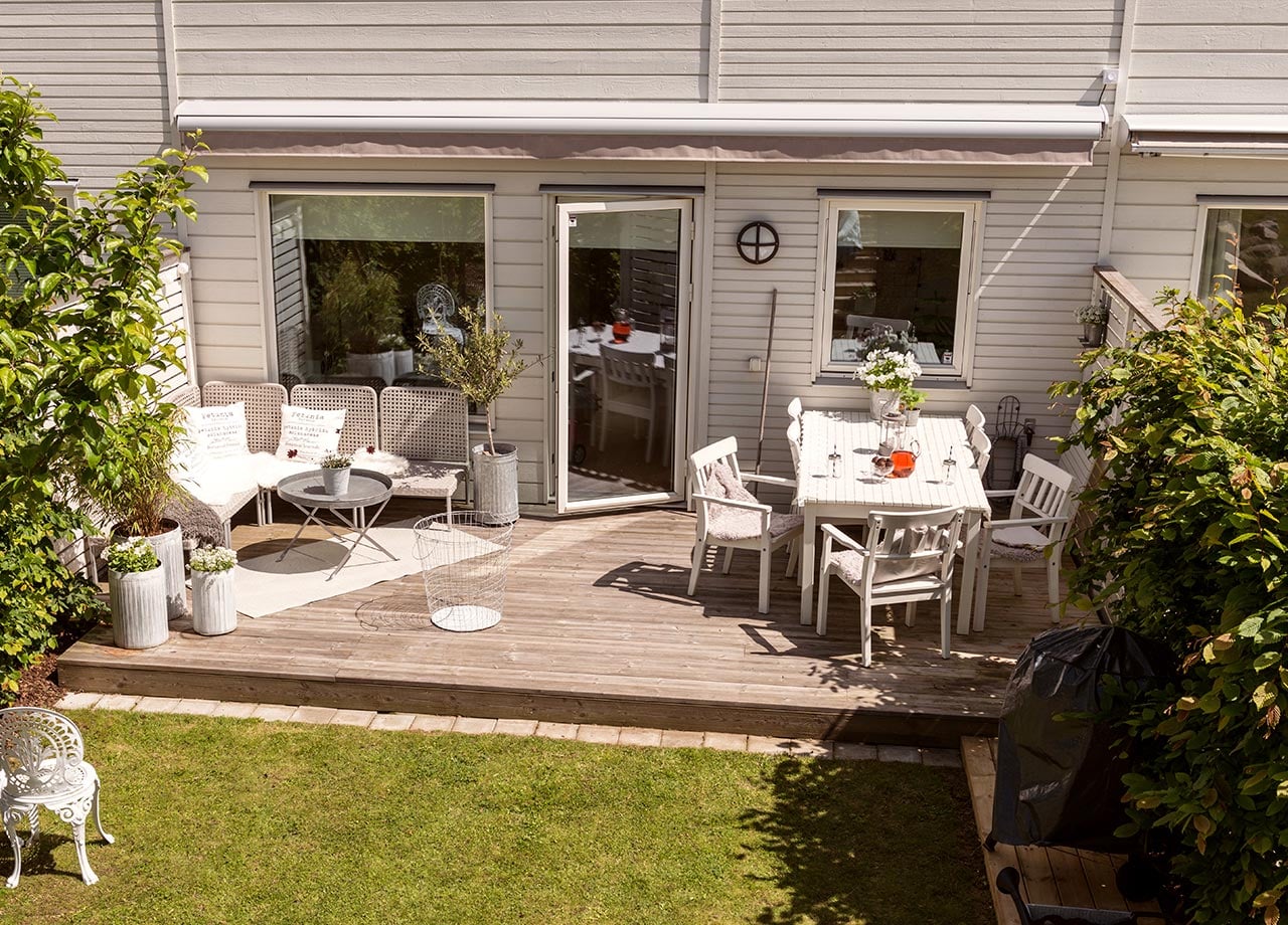 Terrass med soffhörna och matplats uppifrån.