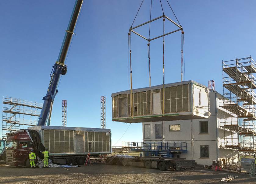lägenhetsmodul lyfts på plats med hjälp av kranbil lägenhetsmodul lyfts på plats med hjälp av kranbil