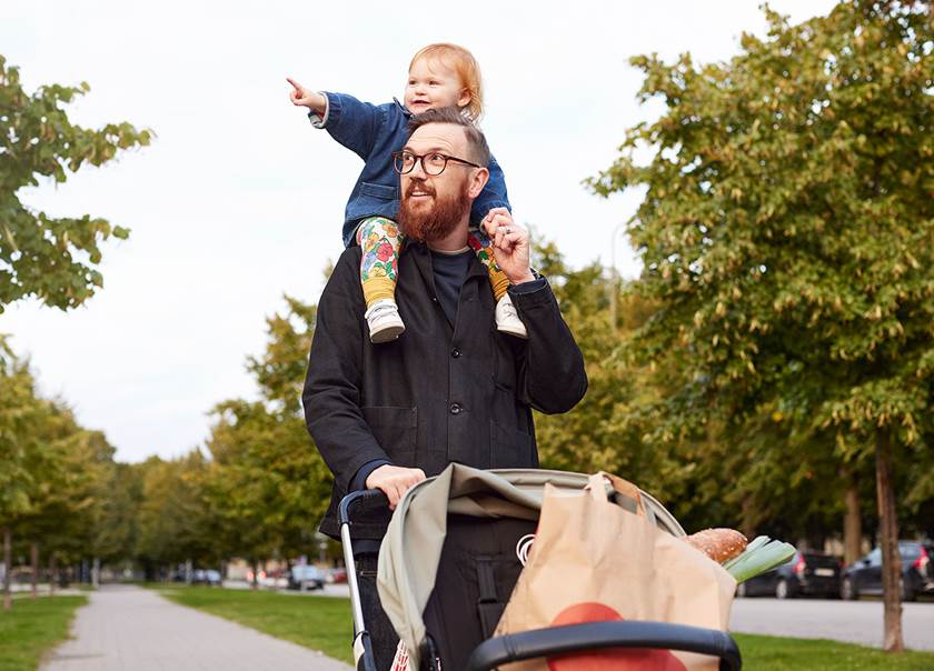 Pappa bär dotter på axlarna.