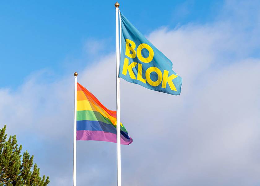 Två flaggor varav en Pride-flagga och den andra med BoKloks logotyp