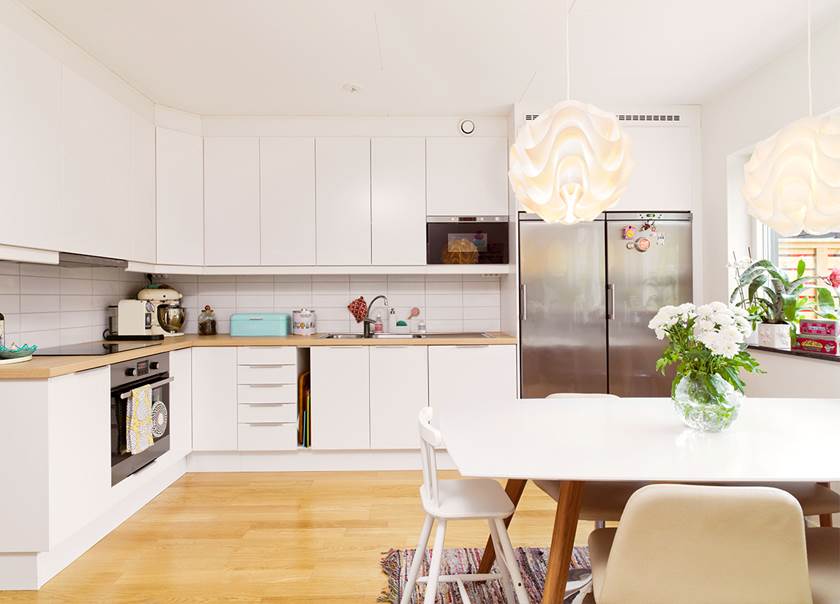 Vitt IKEA kök med rostfria vitvaror i BoKlok radhus hemma hos familjen Beijer