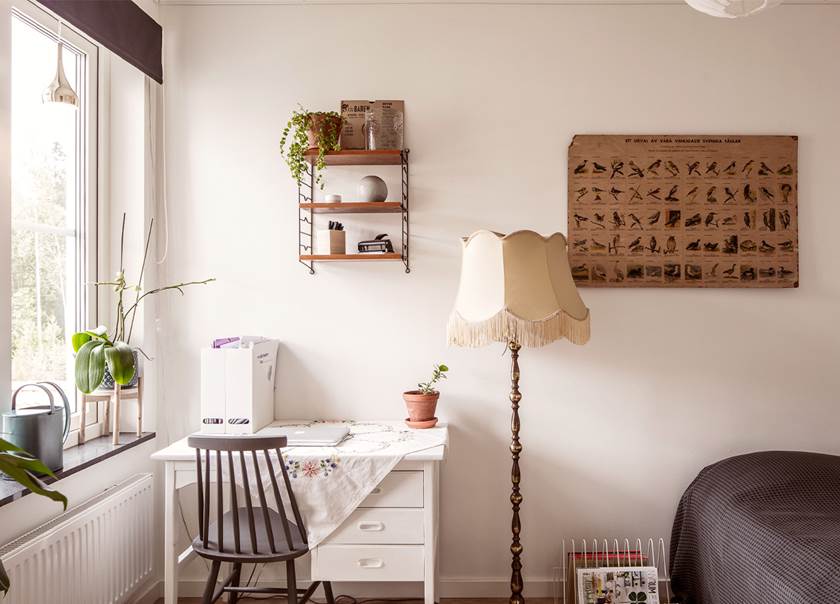 Gästrum och kontor med begagnat skrivbord golvlampa och säng hemma hos familjen Engström 