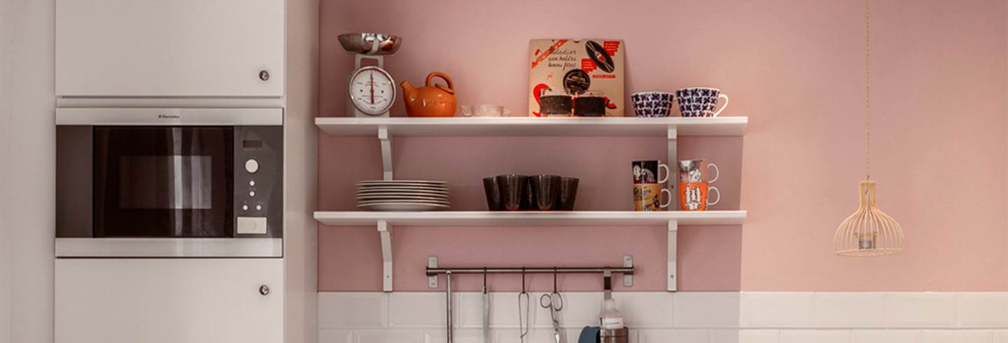 Rosa väggar och vitt kakel i köket hemma hos familjen Engström som bor i en BoKlok lägenhet