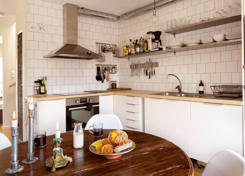 Dukat köksbord med fika och tända ljus hemma hos familjen Hellström-Kjellström