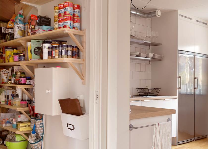 Kök och skafferi i Boklok radhus hemma hos familjen Hellström-Kjellström 