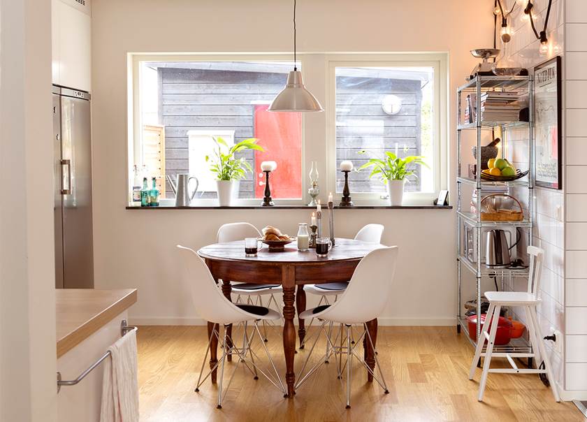 Köksbord i köket i BoKlok radhus hemma hos familjen Hellström-Kjellström