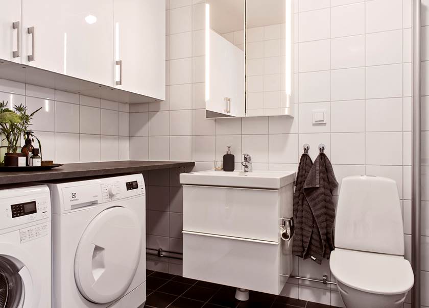 Badrummet med tvättmaskin och torktumlare hemma hos familjen Johansson-Jonsson som bor i ett BoKlok radhus