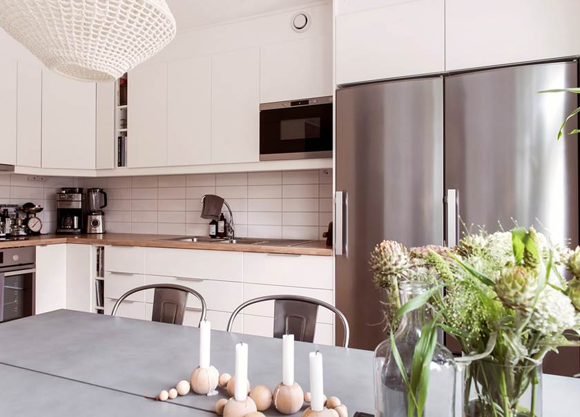 Det vita köket med rostfria vitvaror hemma hos familjen Johansson-Jonsson som bor i ett BoKlok radhus
