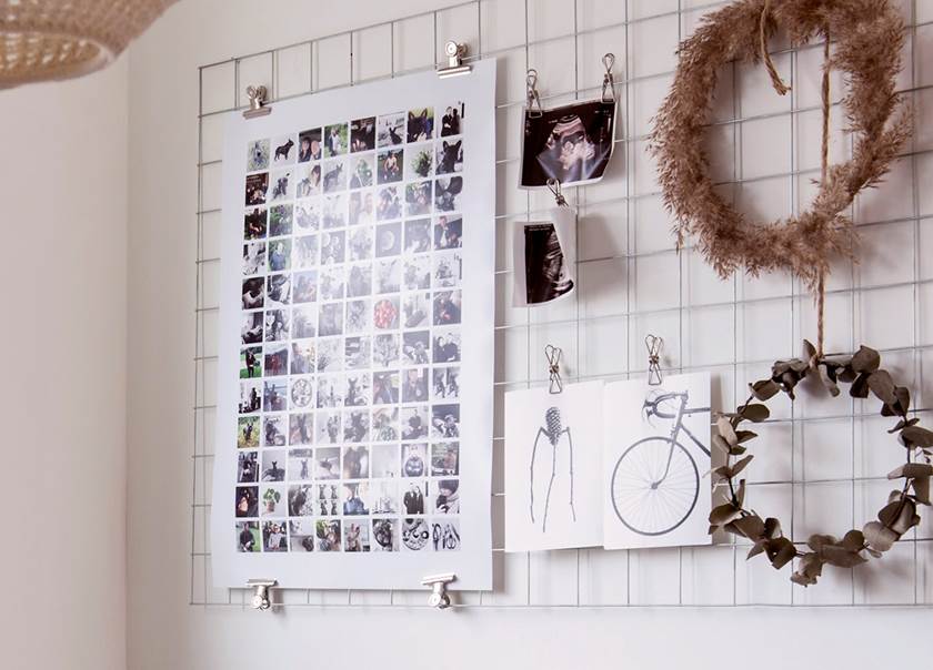 Hönsnät med foton och kransar upphängda på det hemma hos Johansson-Jonsson som bor i ett BoKlok radhus DIY