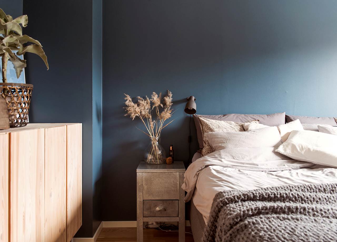 Sovrum med blå väggar i Boklok radhus hemma hos-Johansson-Jonsson