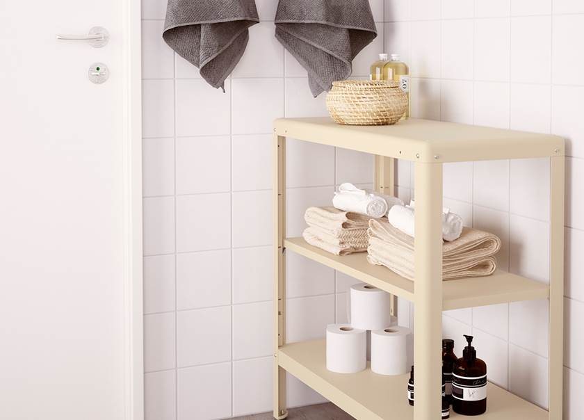 Badrum med hylla KOLBJÖRN med tvål och handdukar