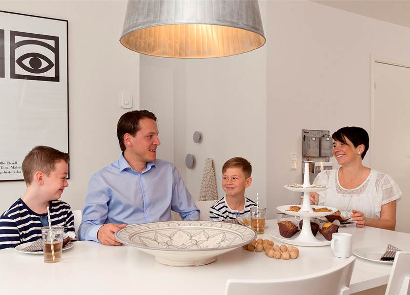 Familjen Nilsson Kenkthage sitter vid matbordet i sitt kök 