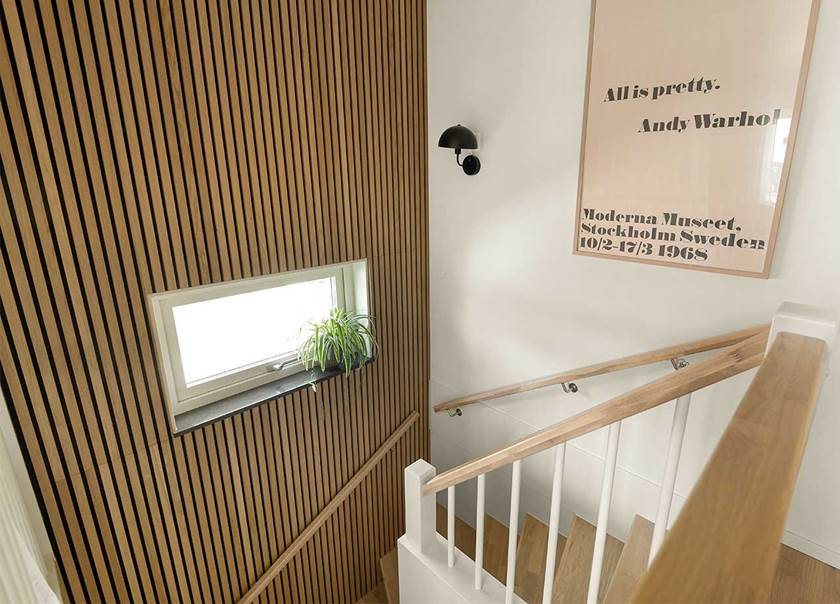 Trappa där väggarna klätts med akustikpanel i trä.
