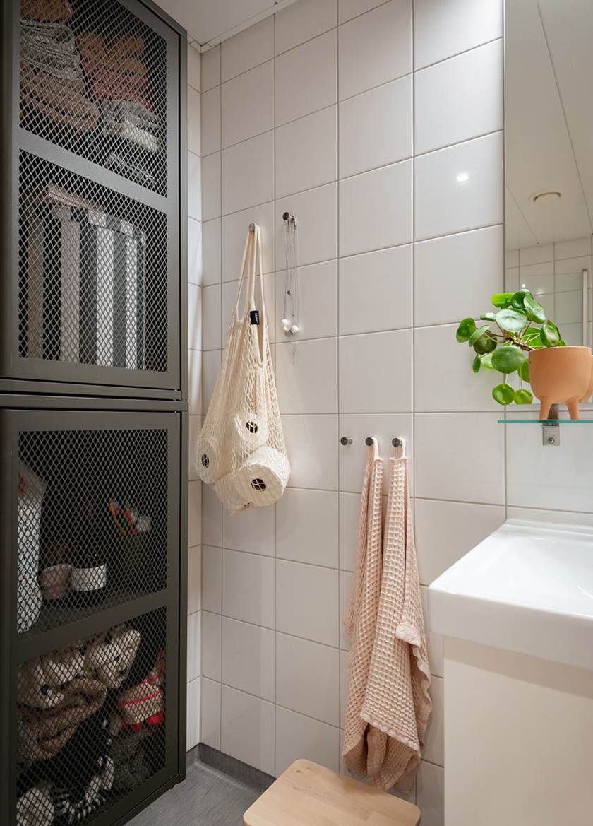 IKEA skåp Ivar och vask i BoKlok lägenhet hemma hos familjen Ruud.