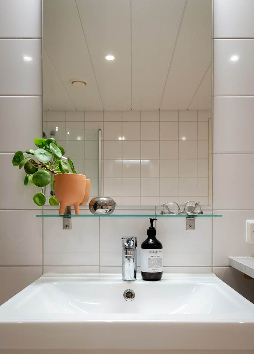 vit vask och spegel i badrum