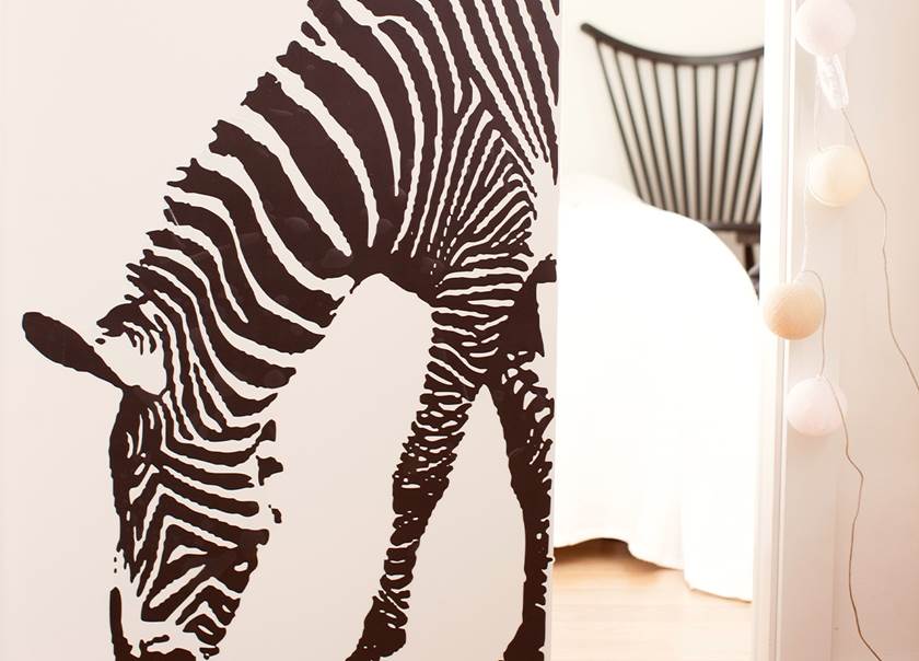 Bild på zebra och öppning till rum