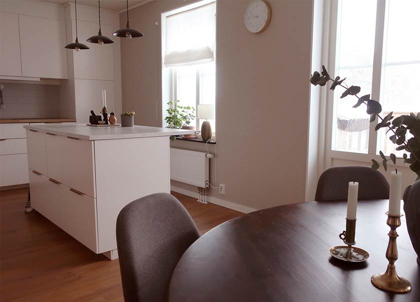 Matbord och köksö i BoKlok lägenhet
