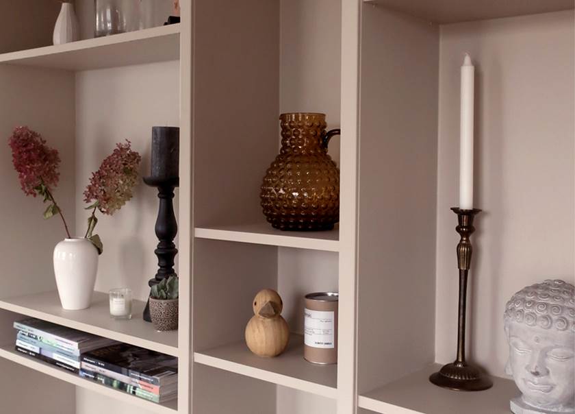 Platsbyggd BILLY IKEA bokhylla med vaser, ljusstakar och figurer på hyllorna