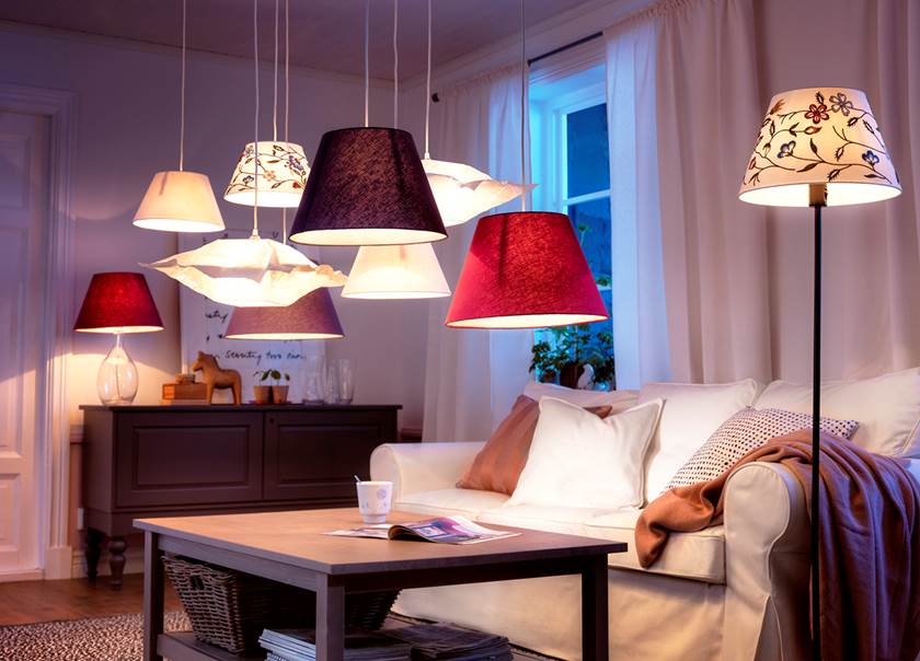 Tända lampor i olika former i vardagsrum med soffa och soffbord 