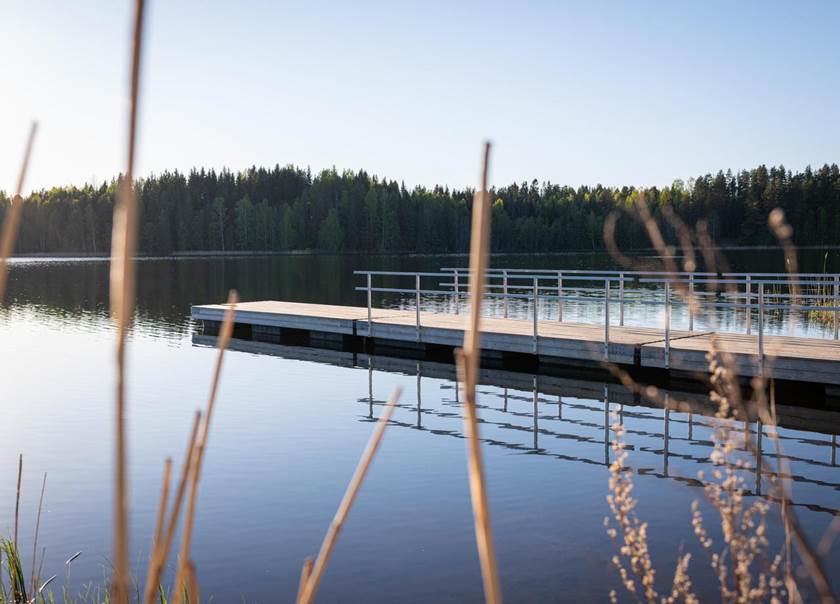 Badbrygga som leder ut i sjö.